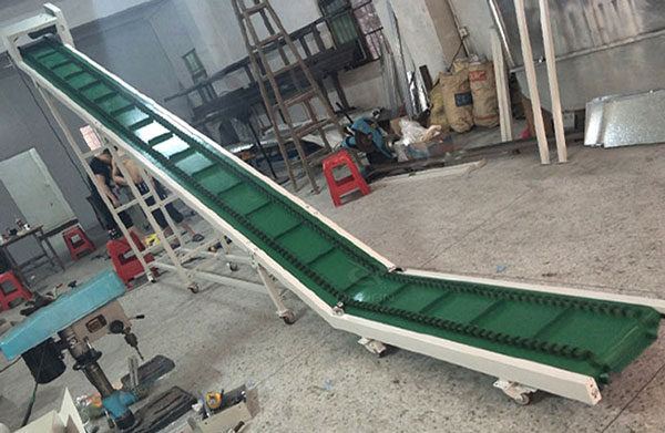 大傾角帶式輸(shū)送機