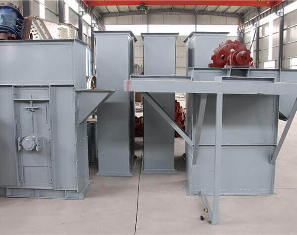 膠帶鬥式（shì）提升機