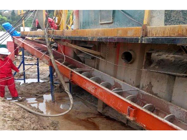 汙泥(ní)螺旋輸送(sòng)機使用現場圖