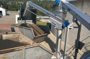 生活汙水脫水後的汙泥輸（shū）送（sòng）現場